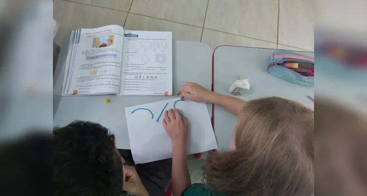 Os alunos confeccionaram peças utilizando polígonos e figuras geomátricas com barbante. Também escreveram seus nomes utilizando barbante com o intuito de representar os segmentos de reta