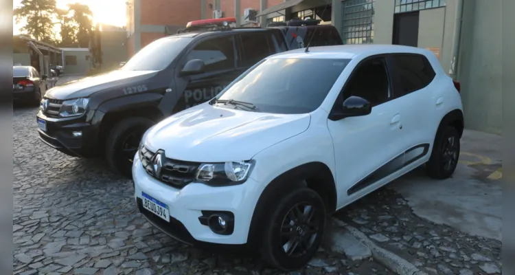 Ainda foram localizadas quatro balanças de precisão, R$ 532 em dinheiro;,11 munições de calibre 32, uma chave e um veículo Renault Kwid