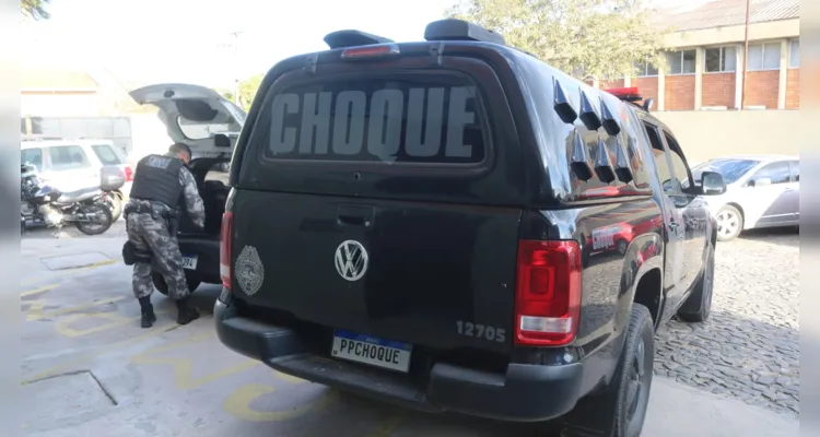 Ainda foram localizadas quatro balanças de precisão, R$ 532 em dinheiro;,11 munições de calibre 32, uma chave e um veículo Renault Kwid