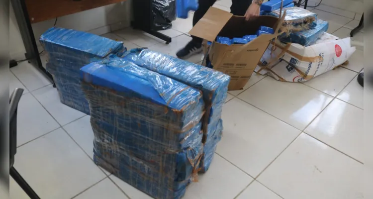 Ainda foram localizadas quatro balanças de precisão, R$ 532 em dinheiro;,11 munições de calibre 32, uma chave e um veículo Renault Kwid