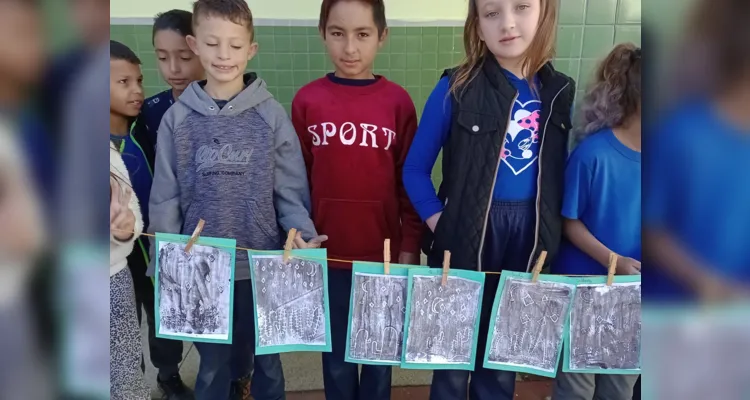 Os alunos realizaram uma atividade utilizando uma técnica de xilogravura e expuseram seus trabalhos pela escola