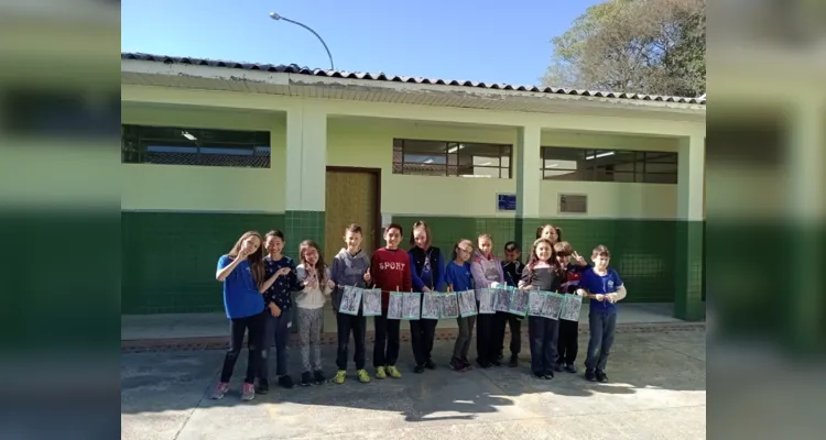 Os alunos realizaram uma atividade utilizando uma técnica de xilogravura e expuseram seus trabalhos pela escola