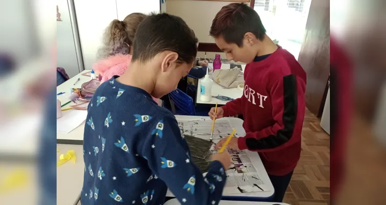 Os alunos realizaram uma atividade utilizando uma técnica de xilogravura e expuseram seus trabalhos pela escola