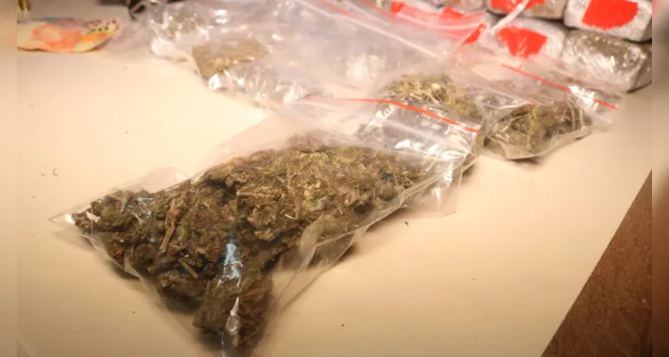 Além de drogas, armas e celulares foram apreendidos
