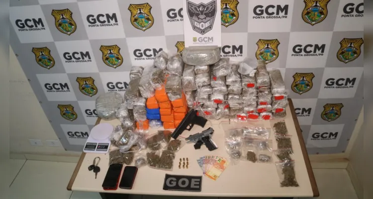 Além de drogas, armas e celulares foram apreendidos