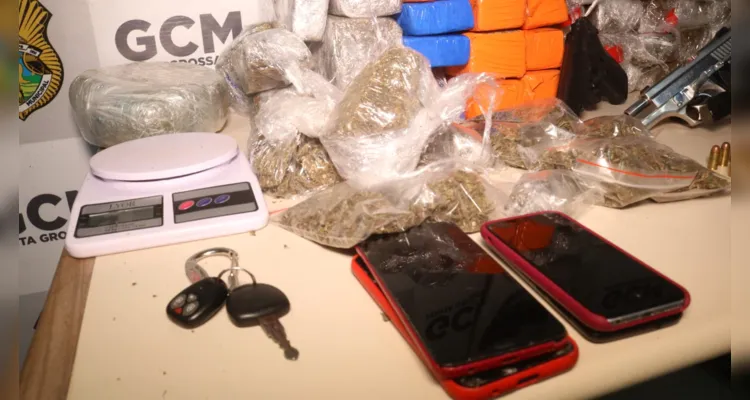 Além de drogas, armas e celulares foram apreendidos