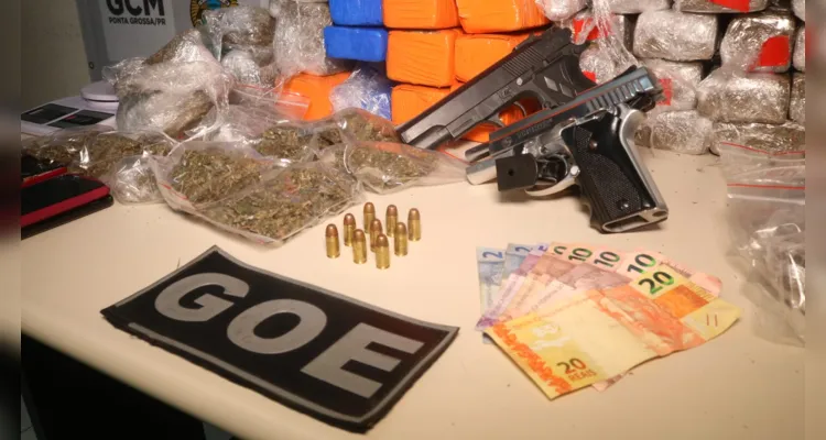 Além de drogas, armas e celulares foram apreendidos