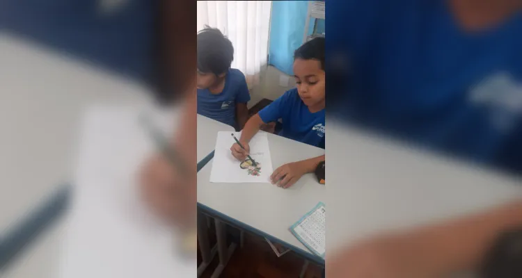 Os alunos elaboraram cartazes com fotos demonstrando com é realizada a eliminação de focos de criadouros de mosquitos da dengue e na sequência apresentaram o material para a escola