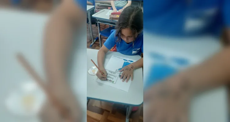 Os alunos elaboraram cartazes com fotos demonstrando com é realizada a eliminação de focos de criadouros de mosquitos da dengue e na sequência apresentaram o material para a escola