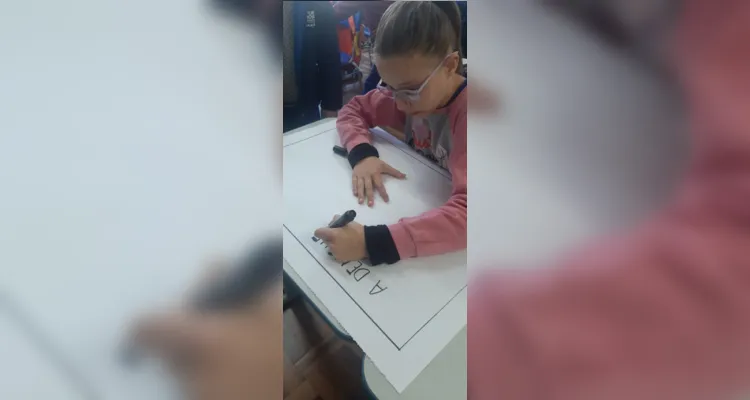 Os alunos elaboraram cartazes com fotos demonstrando com é realizada a eliminação de focos de criadouros de mosquitos da dengue e na sequência apresentaram o material para a escola