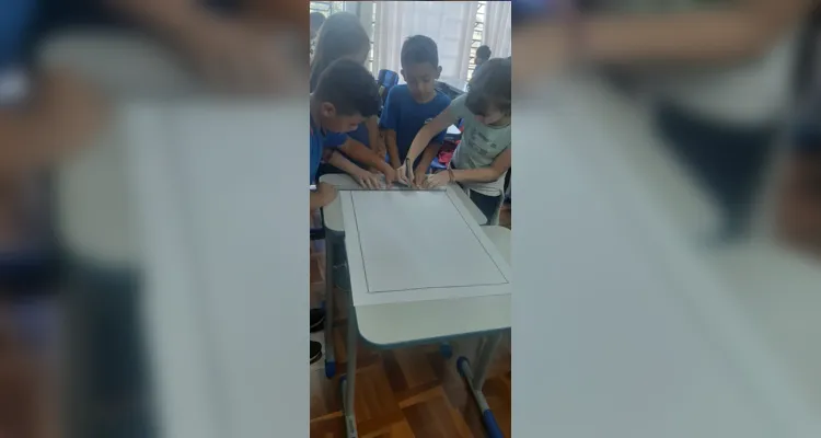 Os alunos elaboraram cartazes com fotos demonstrando com é realizada a eliminação de focos de criadouros de mosquitos da dengue e na sequência apresentaram o material para a escola