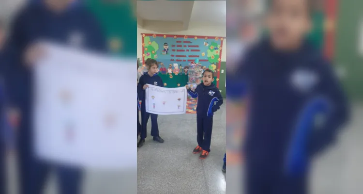Os alunos elaboraram cartazes com fotos demonstrando com é realizada a eliminação de focos de criadouros de mosquitos da dengue e na sequência apresentaram o material para a escola