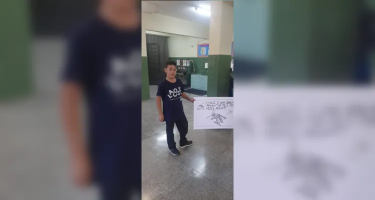 Os alunos elaboraram cartazes com fotos demonstrando com é realizada a eliminação de focos de criadouros de mosquitos da dengue e na sequência apresentaram o material para a escola