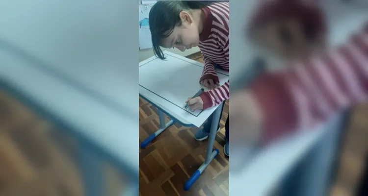 Os alunos elaboraram cartazes com fotos demonstrando com é realizada a eliminação de focos de criadouros de mosquitos da dengue e na sequência apresentaram o material para a escola