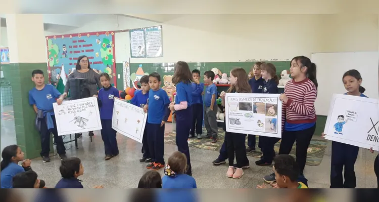 Os alunos elaboraram cartazes com fotos demonstrando com é realizada a eliminação de focos de criadouros de mosquitos da dengue e na sequência apresentaram o material para a escola