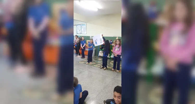 Os alunos elaboraram cartazes com fotos demonstrando com é realizada a eliminação de focos de criadouros de mosquitos da dengue e na sequência apresentaram o material para a escola