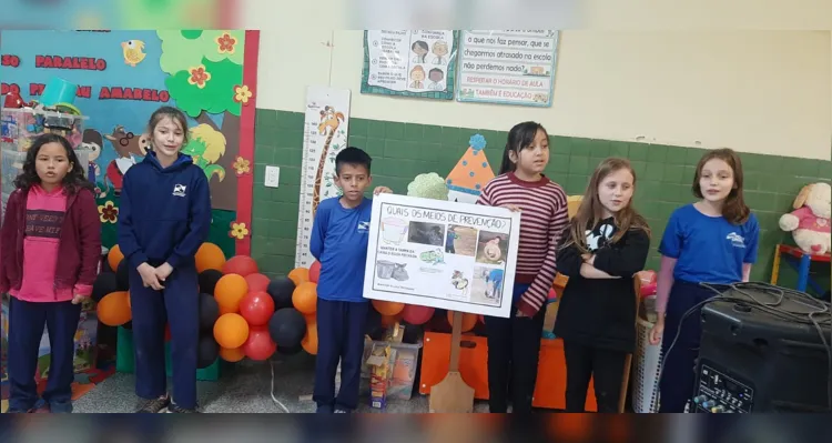 Os alunos elaboraram cartazes com fotos demonstrando com é realizada a eliminação de focos de criadouros de mosquitos da dengue e na sequência apresentaram o material para a escola