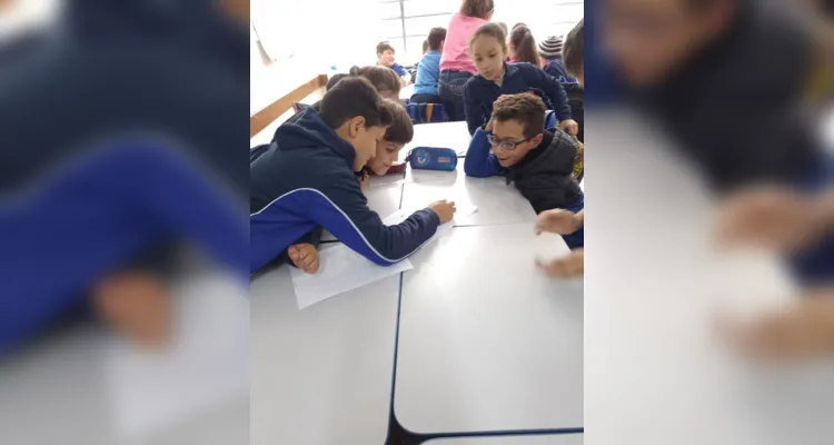 As tarefas em grupo despertam nos alunos o respeito mútuo e o compartilhamento de ideias, visando resolver o problema da atividade