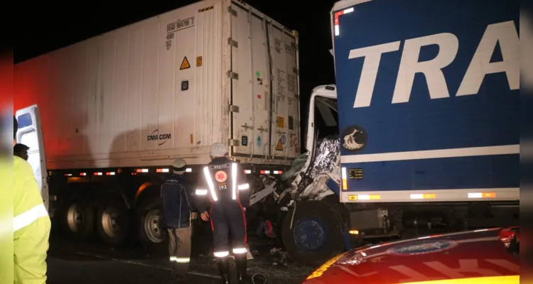 Motorista ficou preso nas ferragens e morreu no local