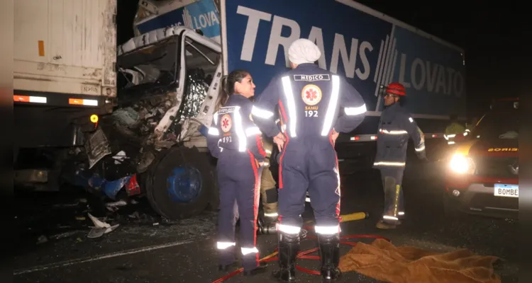 Motorista ficou preso nas ferragens e morreu no local