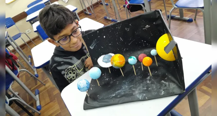 Como parte das atividades, cada aluno construiu uma maquete representando o Sistema Solar