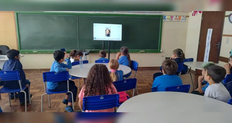 A professora transmitiu os vídeos para a turma com o objetivo de enfatizar a boa utilização das mídias.
