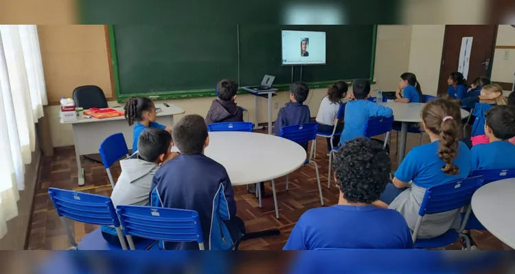 A professora transmitiu os vídeos para a turma com o objetivo de enfatizar a boa utilização das mídias.