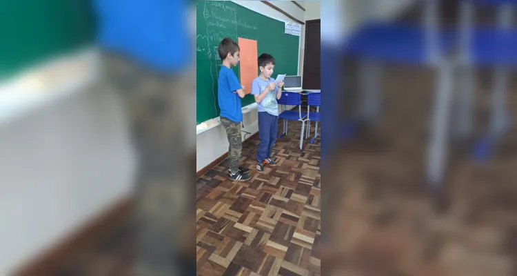 Devido ao grande interesse dos alunos sobre a minhoca, personagem principal da história apresentada pela professora, foram realizadas pesquisas sobre o invertebrado e confeccionado um minhocário na escola