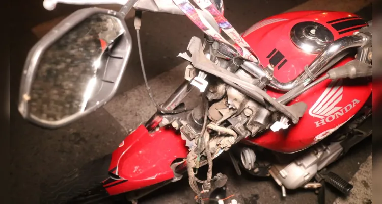 Carro e moto colidem no Centro de Ponta Grossa