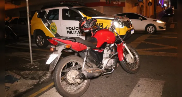 Carro e moto colidem no Centro de Ponta Grossa