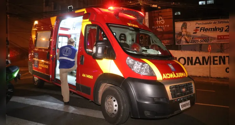 Carro e moto colidem no Centro de Ponta Grossa