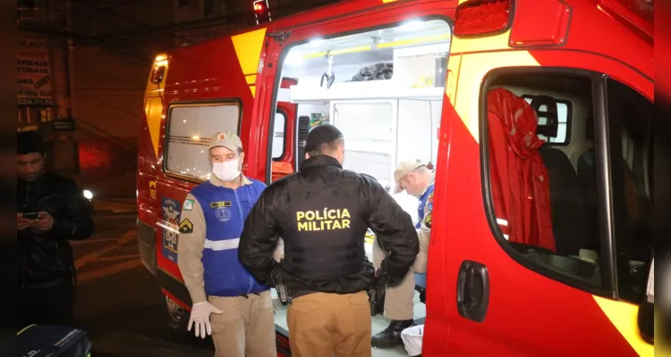 Carro e moto colidem no Centro de Ponta Grossa