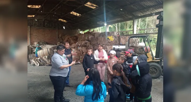 Educandos puderam explorar e conhecer várias características da temática durante passeio