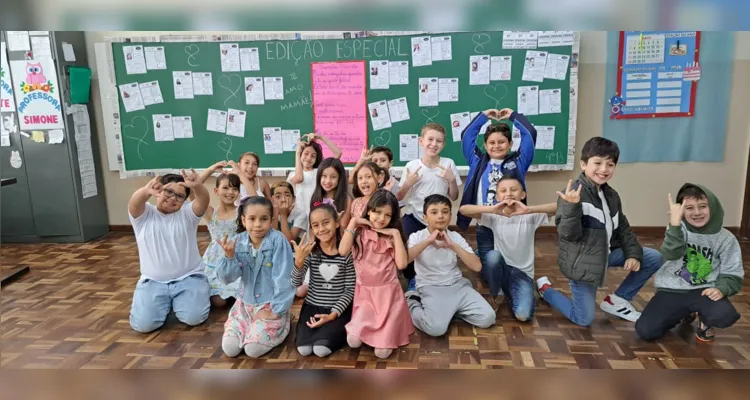 Com as atividades os alunos puderam desenvolver os estudos sobre o gênero textual entrevista e ainda prestar uma homenagem a suas mães