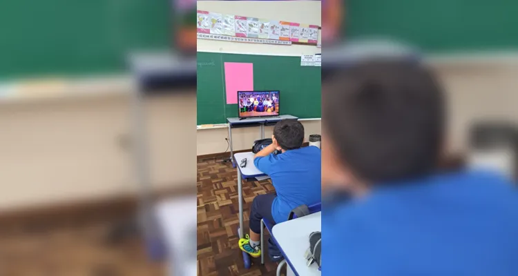 Com as atividades os alunos puderam desenvolver os estudos sobre o gênero textual entrevista e ainda prestar uma homenagem a suas mães