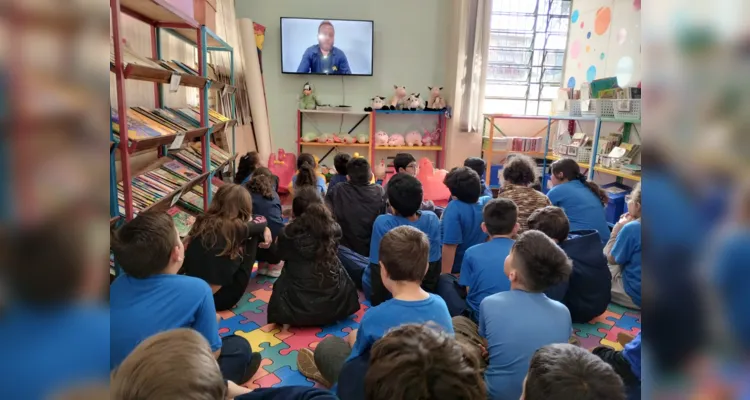 Em sala, os alunos assistiram as entrevistas e entenderam melhor a organização financeira da família dos colegas