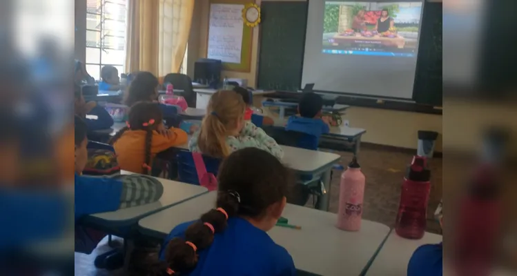 Durante a atividade, a professora apresentaou um vídeo com os benefícios do tomate, alimento que os alunos haviam contado que não tinham o hábito de consumir