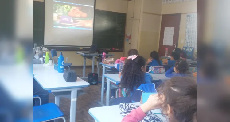 Durante a atividade, a professora apresentaou um vídeo com os benefícios do tomate, alimento que os alunos haviam contado que não tinham o hábito de consumir