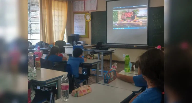 Durante a atividade, a professora apresentaou um vídeo com os benefícios do tomate, alimento que os alunos haviam contado que não tinham o hábito de consumir