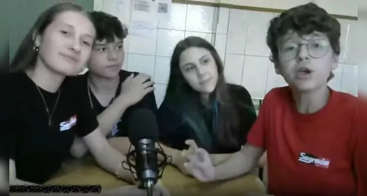 Os estudantes elaboram todas as etapas do podcast, desde a produção até a apresentação