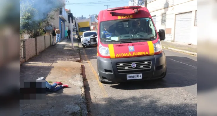 Ela sofreu ferimentos no rosto e foi socorrida por equipes do Corpo de Bombeiros (Siate)