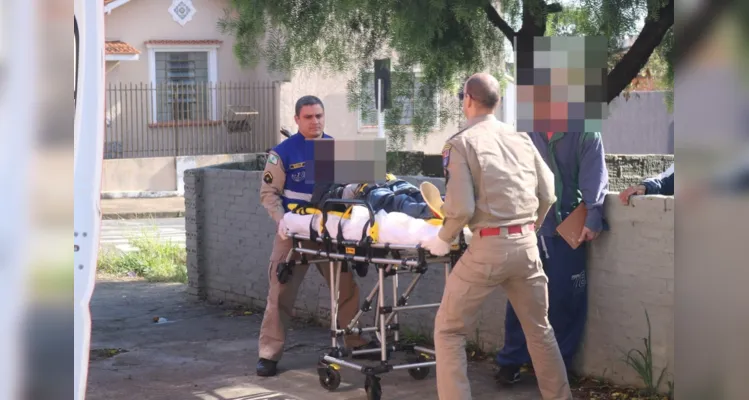 Ela sofreu ferimentos no rosto e foi socorrida por equipes do Corpo de Bombeiros (Siate)
