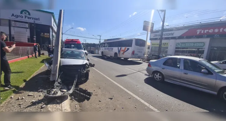 Carro colide com moto e poste em acidente no bairro Nova Rússia