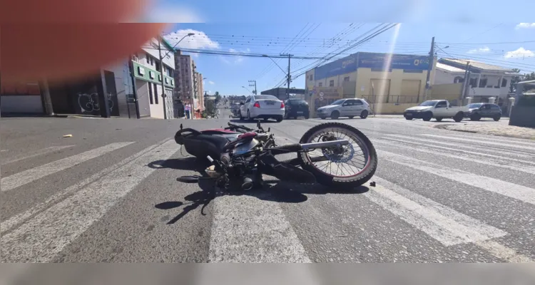 Carro colide com moto e poste em acidente no bairro Nova Rússia