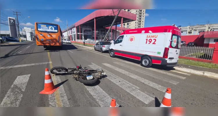 Carro colide com moto e poste em acidente no bairro Nova Rússia