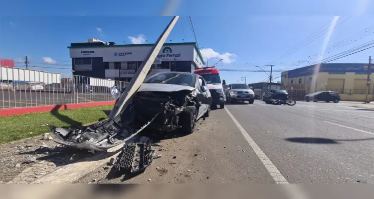 Batida entre carro e motocicleta aconteceu no início da tarde deste sábado (3) na avenida Ernesto Vilela