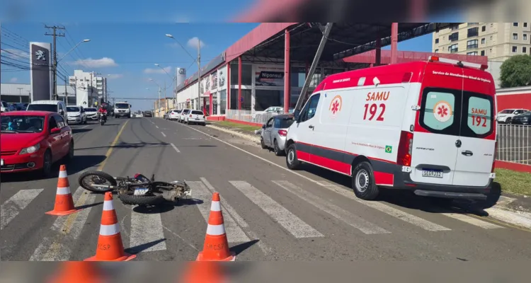 Carro colide com moto e poste em acidente no bairro Nova Rússia