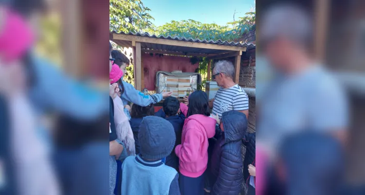 Um dos momentos mais empolgantes durante as atividades foi a visita que a turma realizou a um criador informal de abelhas