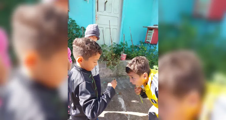 Um dos momentos mais empolgantes durante as atividades foi a visita que a turma realizou a um criador informal de abelhas