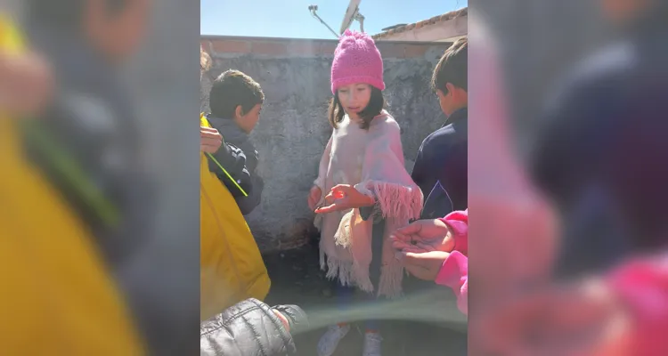 Um dos momentos mais empolgantes durante as atividades foi a visita que a turma realizou a um criador informal de abelhas